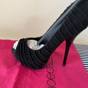 These black and beautiful never worn heels from the Shoedazzle brand.